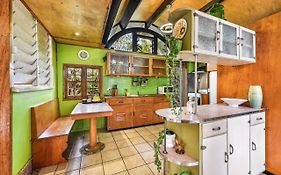 Cottonwood Cottage - Couples 'Pet Friendly' Retro Escape